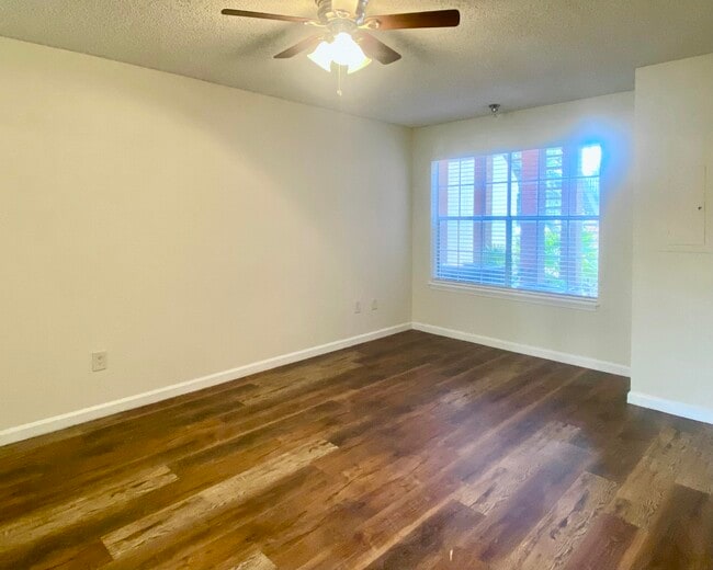Building Photo - 1055 Crystal Way