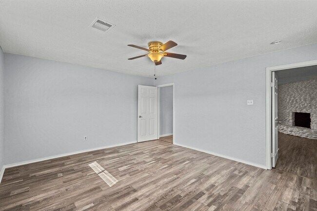 Building Photo - Charming 4-Bedroom, 2-Bath Home in Lamarque, TX