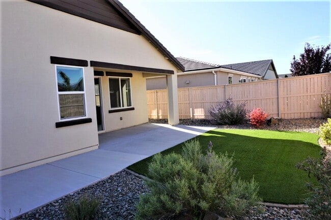 Building Photo - Like new in Damonte Ranch area!