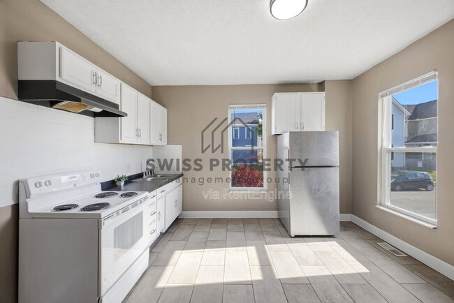 Building Photo - 387 St Clair Ave