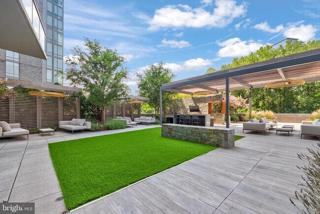 Building Photo - 7887 Jones Branch Dr