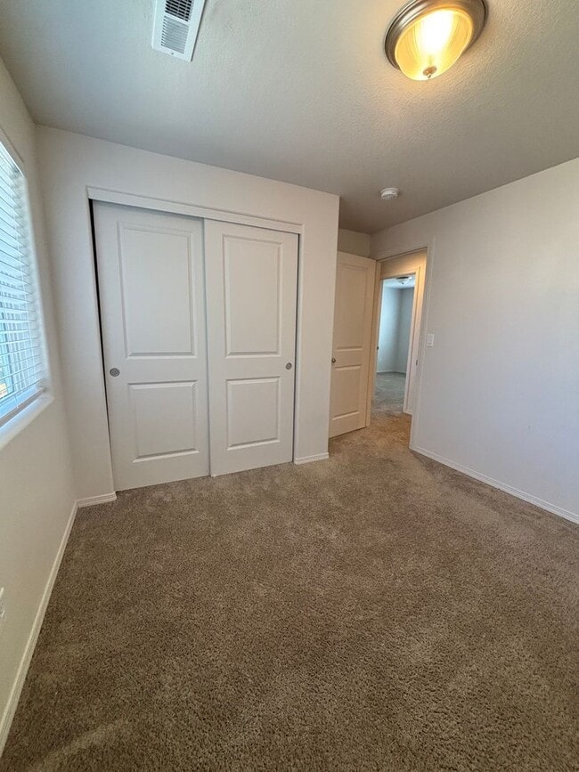 Building Photo - Eugene 3 Bed 2.5 Bath, 2 Story Single Fami...