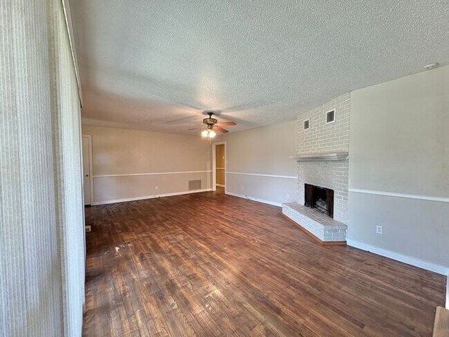 Building Photo - Available Now! Updated 3 Bed 2 Bath in Tyler!