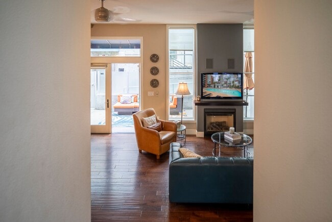 Building Photo - Modern Townhome Living in the Heart of Dow...