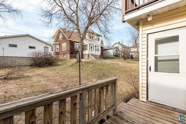 Building Photo - Available For A July/August 1st - 3 Bedroo...