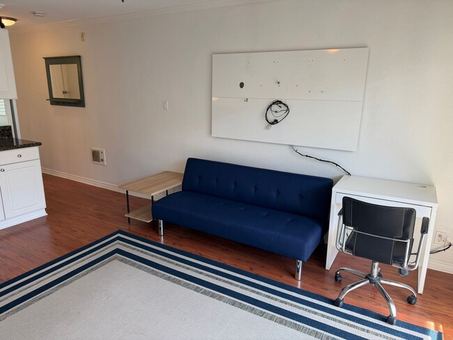 Building Photo - 1021 Scott St