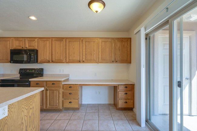 Building Photo - 3 Bedroom 2.5 Bathroom - Hidden Valley Tow...