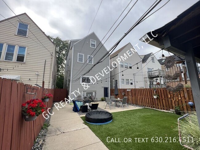 Building Photo - 2717 N Hamlin Ave