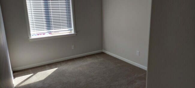 Building Photo - 5909 NE 57th Ave