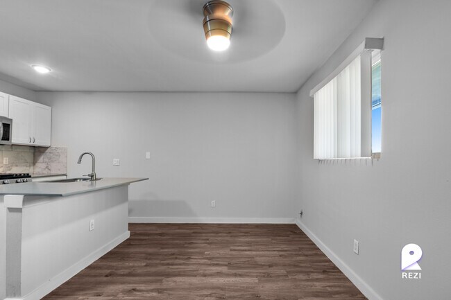 Building Photo - 902 Romeria Dr