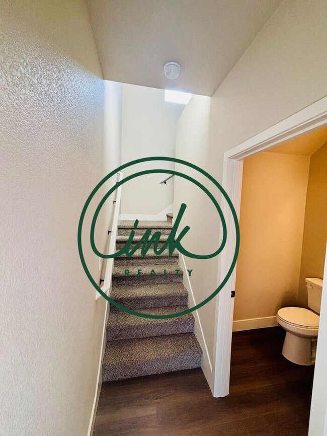 Building Photo - Beautiful NEWLY built Townhouse