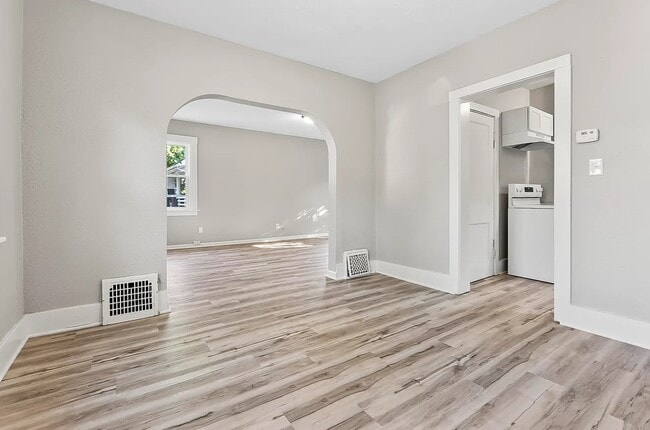 Building Photo - 2051 Thompson Ave