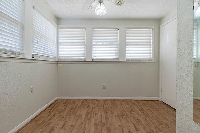 Building Photo - 837 Peddie St