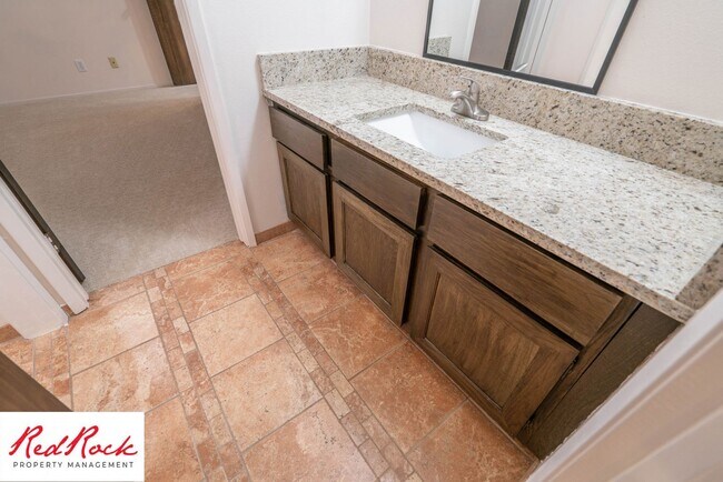 Building Photo - 2 Bedroom Condo in a Prime Location!