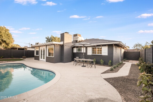 Building Photo - 2532 E Highland Ave