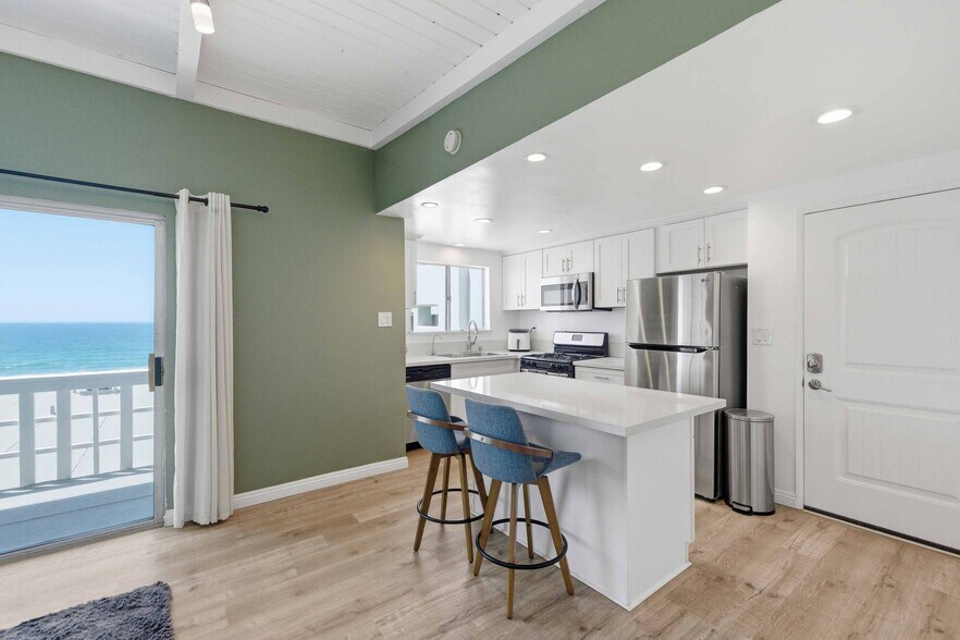Building Photo - 3105 Ocean Dr