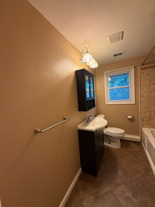 Building Photo - 4BR Single Family in Cockeysville | Granite Kitchen | Finished Lower Level | Central A/C | Great ...