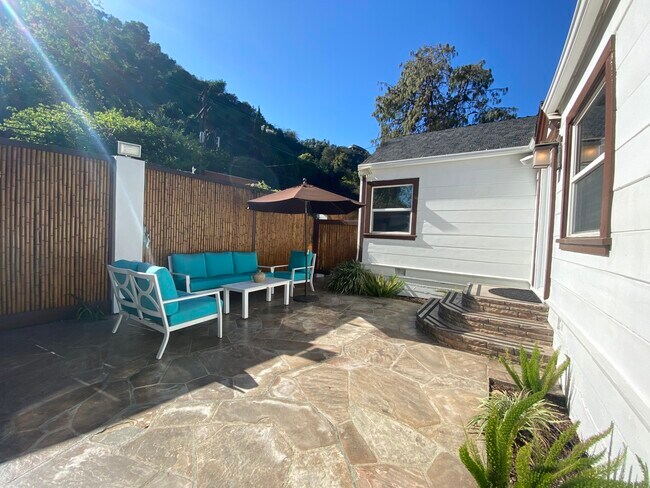 Building Photo - 920 N Beverly Glen Blvd