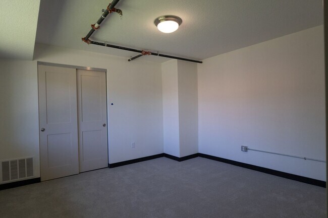 Building Photo - $1,450 / 2br - 560ft2 - RENOVATED 2BD, 1BA...