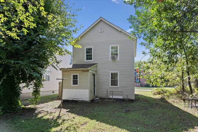Building Photo - 715 18th St