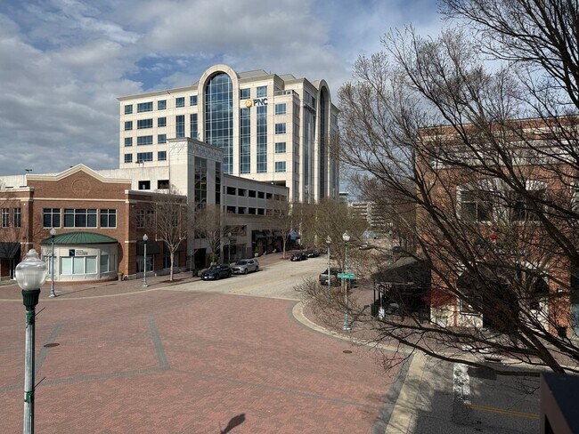 Building Photo - Beautiful 2nd Floor City Center Corner Condo.