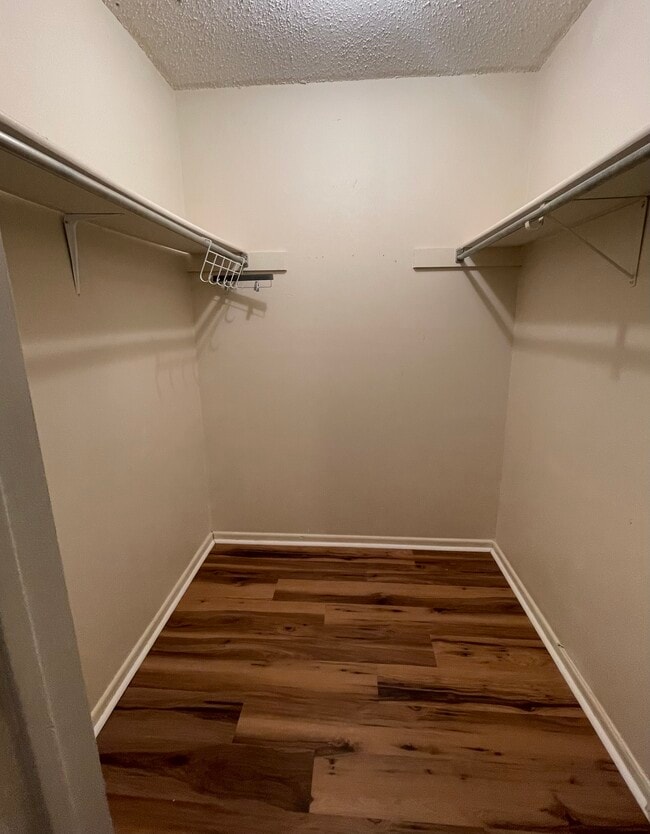 Building Photo - 1051 Country Club Dr