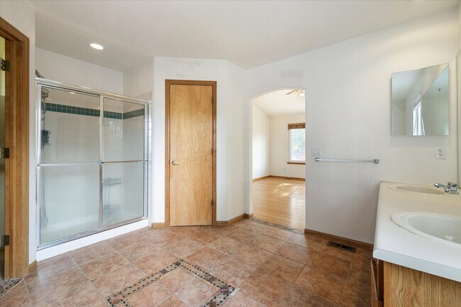 Building Photo - Gorgeous 5 Bedroom, 4 Bath Home on the Edge of Golden & Morrison – Prime Lakewood Location!