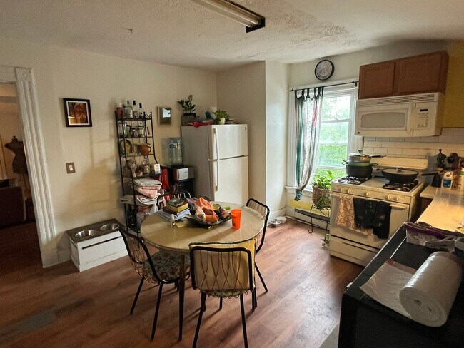Building Photo - Newly Renovated East Rock Penthouse 2BR wi...