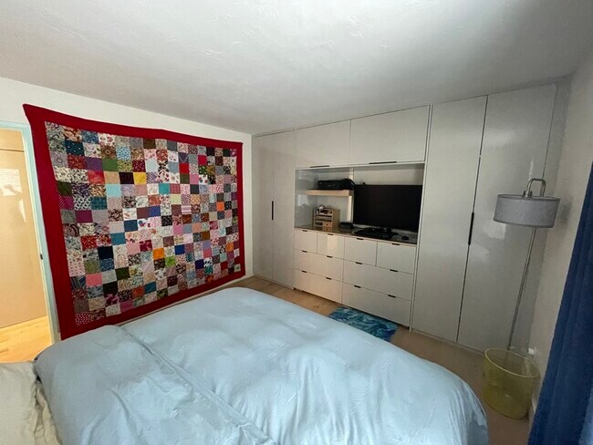 Building Photo - 5015 Santa Cruz Ave