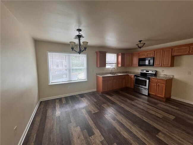 Building Photo - 600 Sioux St