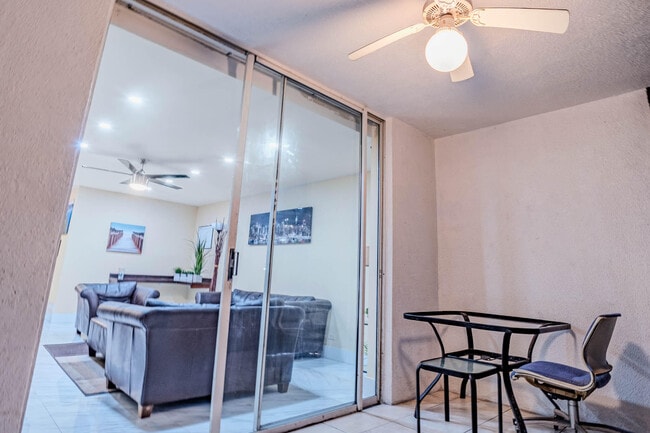 Building Photo - 3710 Inverrary Dr