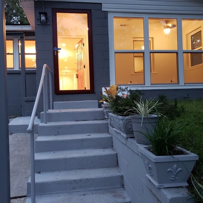 Building Photo - Charming 2BR House in Savannah