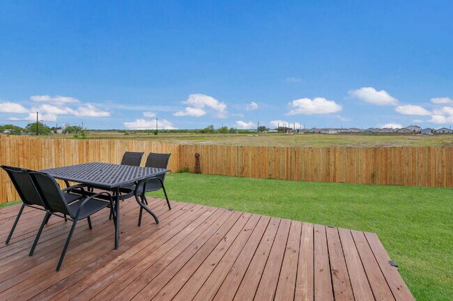 Building Photo - "NO RENT UNTIL SEP 1! Charming 4-Bedroom Oasis with 2 Full Baths in Converse - 1500 Sq Ft of Comf...