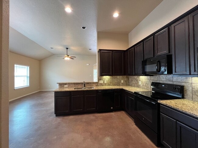 Building Photo - Luxury 3/2 Duplex in NBTX