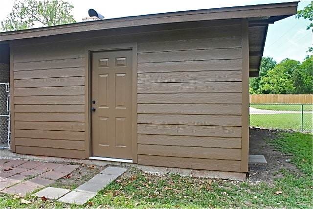 Building Photo - Location & Curb Appeal! 3 Bdr, 2 Full Bath, 2 Car Carport, Extra Driveway Parking, and More!