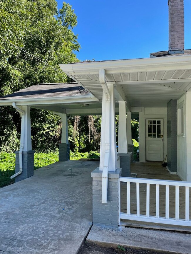Building Photo - 2-3 BED, 1 BATH HOME WITH WRAP AROUND PORCH!