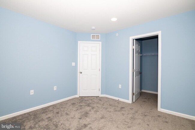 Building Photo - 122 Ellis Aly