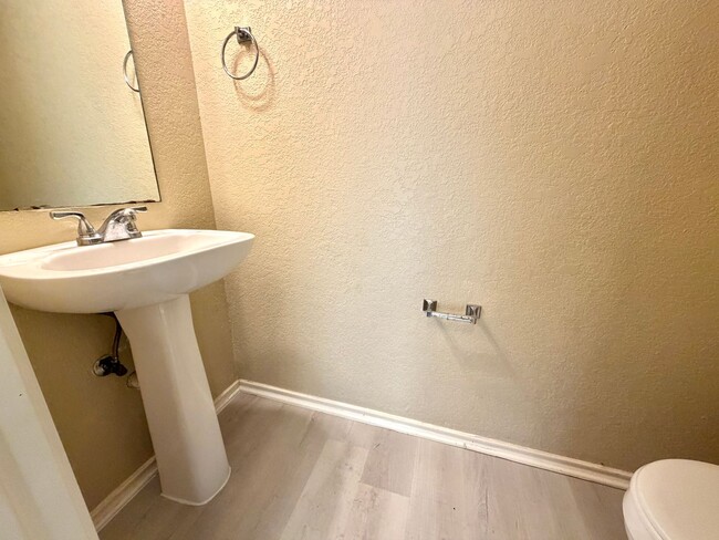 Building Photo - Spacious 3 Bed / 2.5 Bath Home with Large Yard & Lawn Care Included