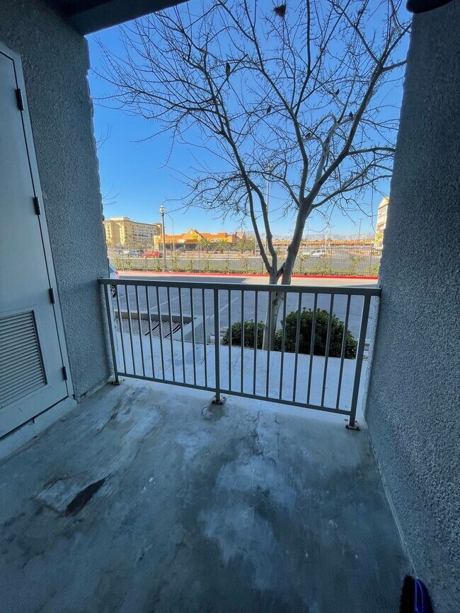 Building Photo - Available NOW!-2 Bedroom Unit in Manhattan Guard Gated Community!