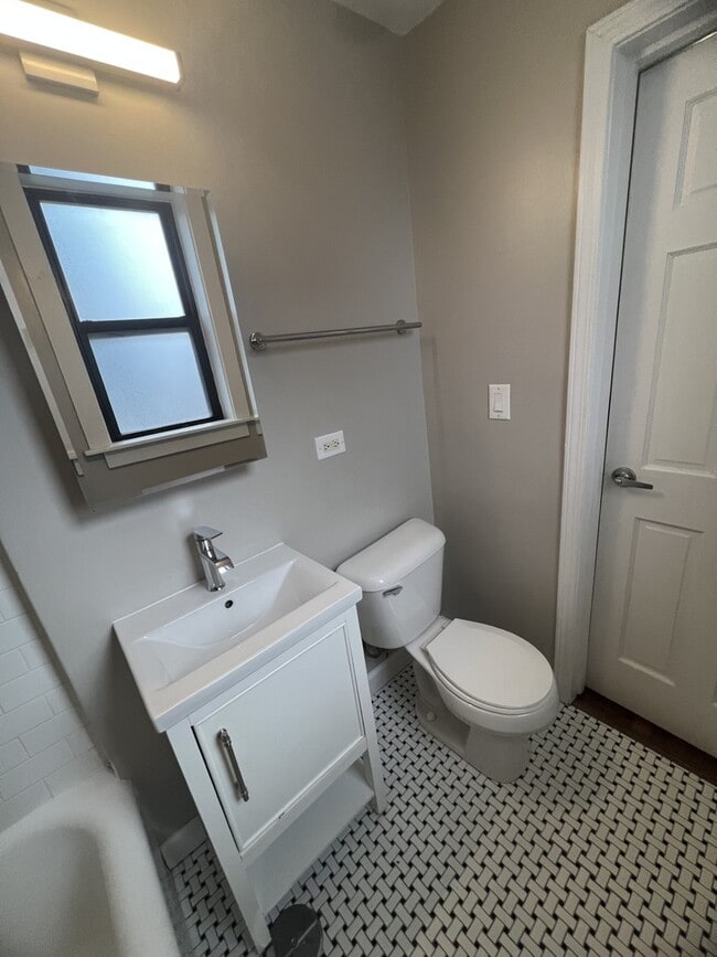 Building Photo - 426 W Belmont Ave