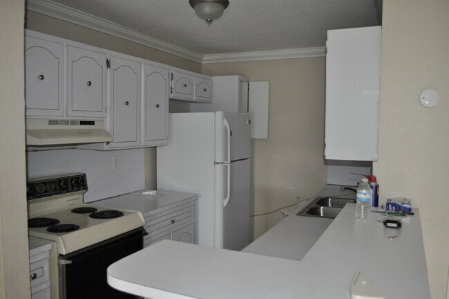 Building Photo - 10385 N Kendall Dr