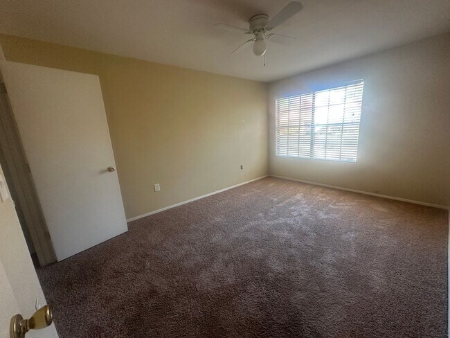 Building Photo - Gilbert home with community pool.