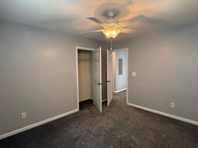 Building Photo - 194 Avonshire Dr