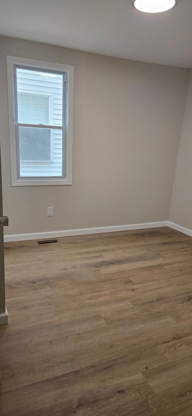 Building Photo - 33 James St