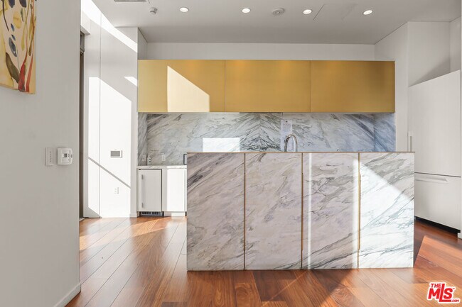 Building Photo - 889 Francisco St