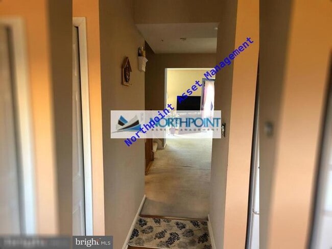 Building Photo - Nice, Sunny & Bright 3 Bedroom 2 full Bath...