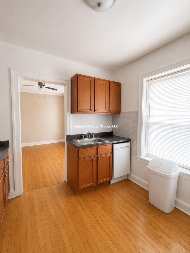 Building Photo - 2815 W Berteau Ave