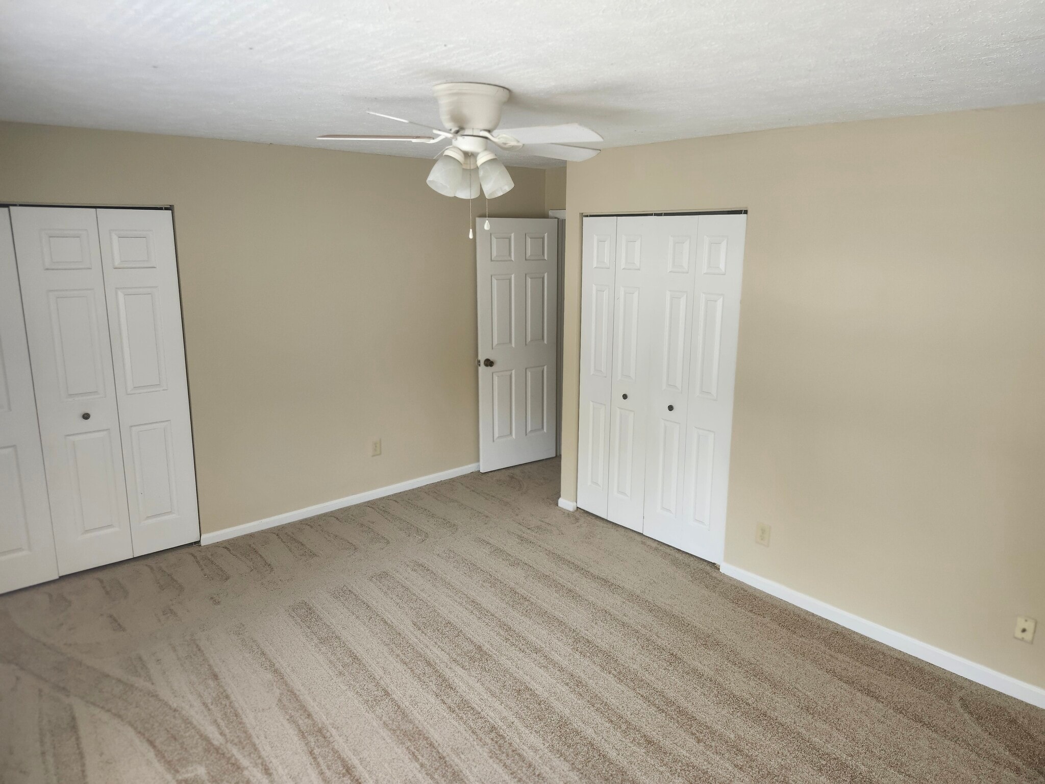 Large Master Bedroom - 12 Oneonta Dr