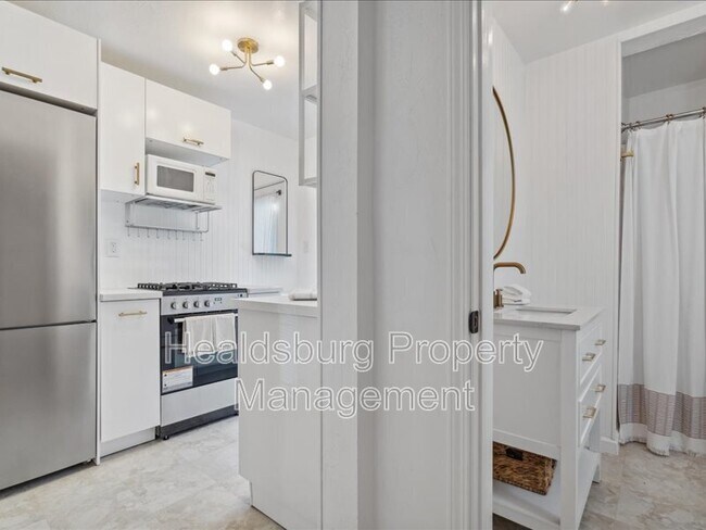 Building Photo - 14975 River Rd