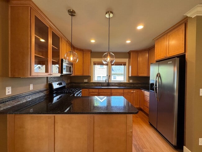 Building Photo - Cozy 3 bed 2.5 bath townhome on North Quee...